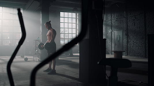 男性在体育俱乐部锻炼手臂视频的预览图