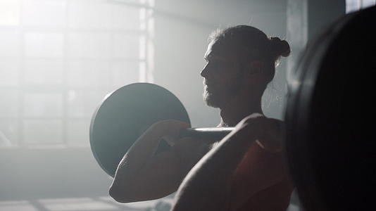 男性健美运动员用杠铃锻炼视频的预览图