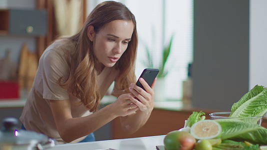 在家生活后女性用手机拍照并记录美食视频的预览图