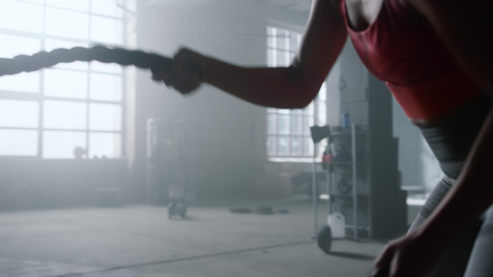 女运动员在健身房锻炼时使用战绳视频的预览图