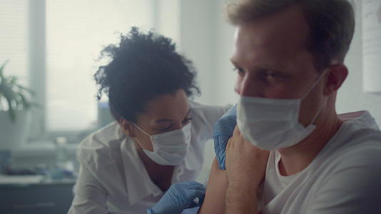 医生在健康诊所接种了肩部疫苗视频的预览图
