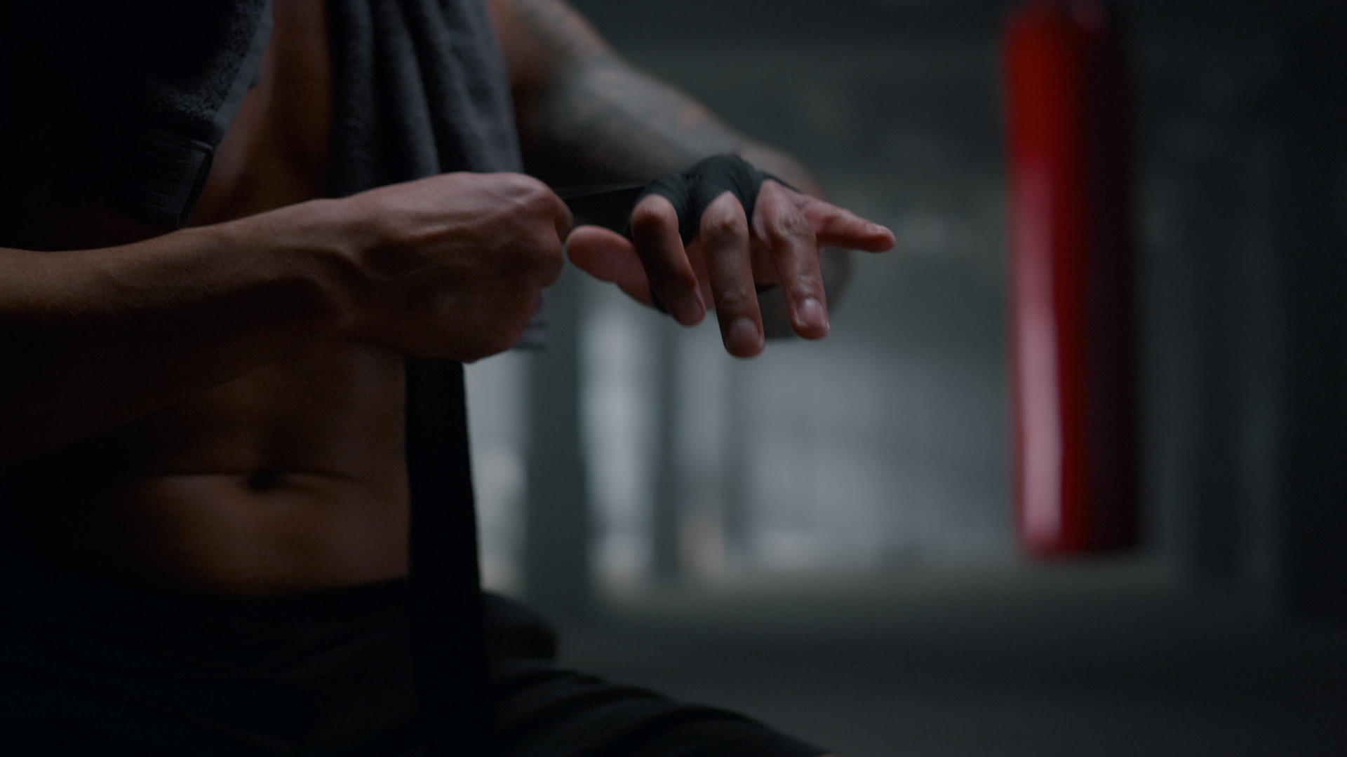 拳击手在健身房用拳击套男子用拳击胶带包住双手视频的预览图