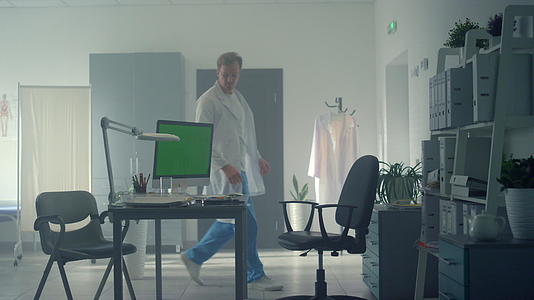 医生用绿屏计算机检查x射线患者视频的预览图