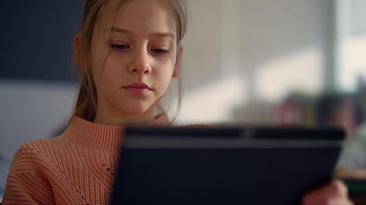 用现代平板电脑学习接受教育的女孩视频的预览图
