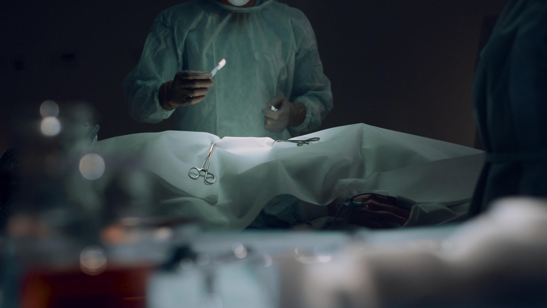 专业外科医生在手术前在黑暗的手术室做切口视频的预览图