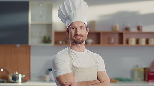 面对镜头男厨师自信地微笑着视频的预览图