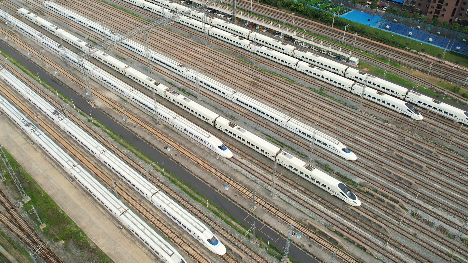 航拍城市高铁车站停靠站台轨道的列车交通4k素材视频的预览图