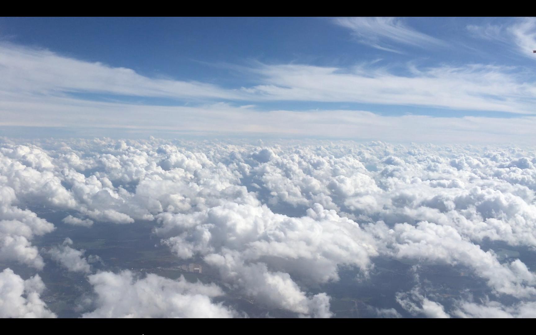 飞机上拍云朵视频的预览图