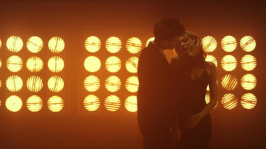 mv拍摄现场的情侣们在聚光灯下浪漫而亲密地跳舞视频的预览图