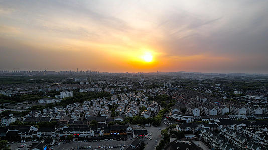 4K航拍5A级景区江南古镇苏州同里古镇夕阳视频的预览图