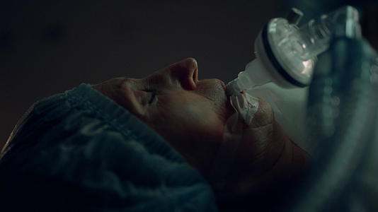 病人的手术氧气管躺在黑暗的无菌手术室里视频的预览图