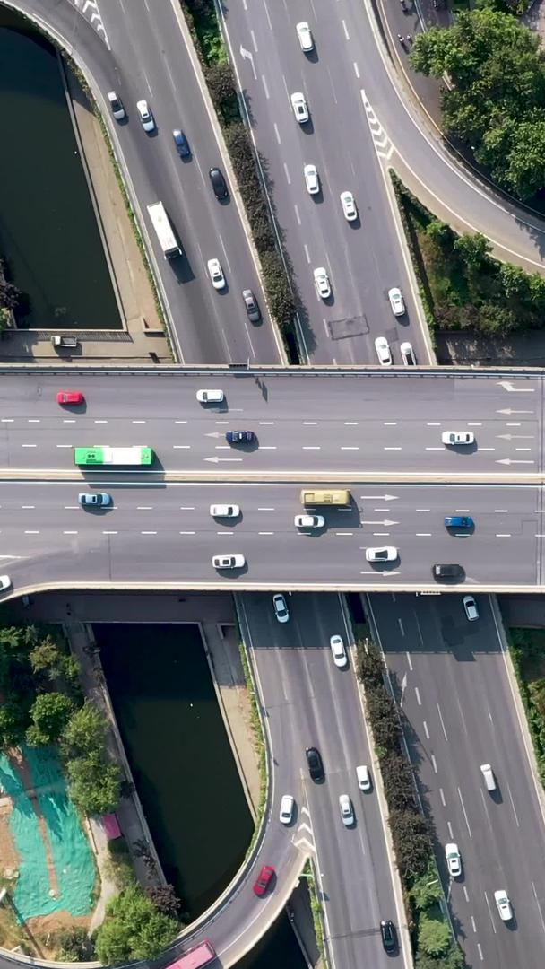 俯视立交桥的交通交通视频的预览图