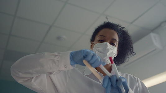 护士准备收集棉签抗原试验核酸结果视频的预览图
