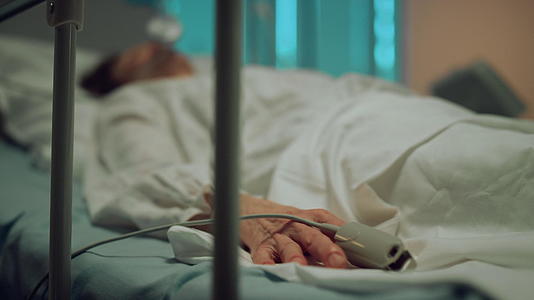 病人的手在医院病床的特写镜头中移动手指视频的预览图