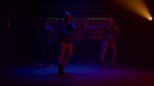 嘻哈年轻街头时尚舞者在舞台上表演视频的预览图
