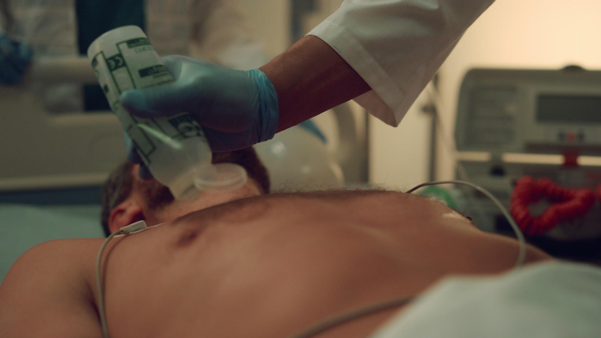 医生在医院急救设施中除颤病人视频的预览图