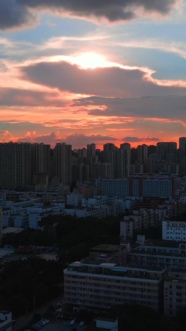 城市夕阳时分红天空分红视频的预览图