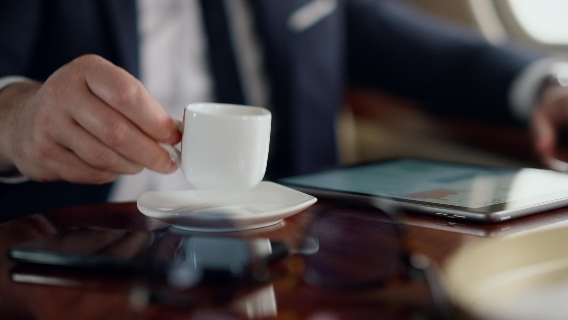 在商务旅行中享受咖啡饮料的特写手拿茶杯视频的预览图