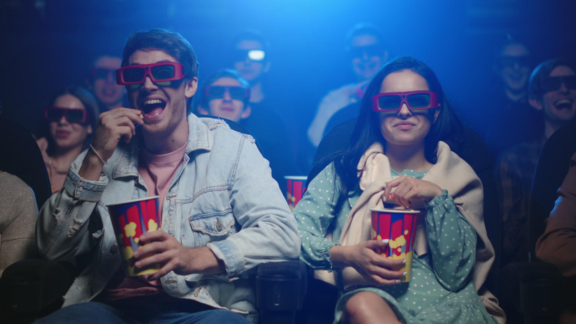 年轻情侣享受3d看电影沉浸在情节中视频的预览图