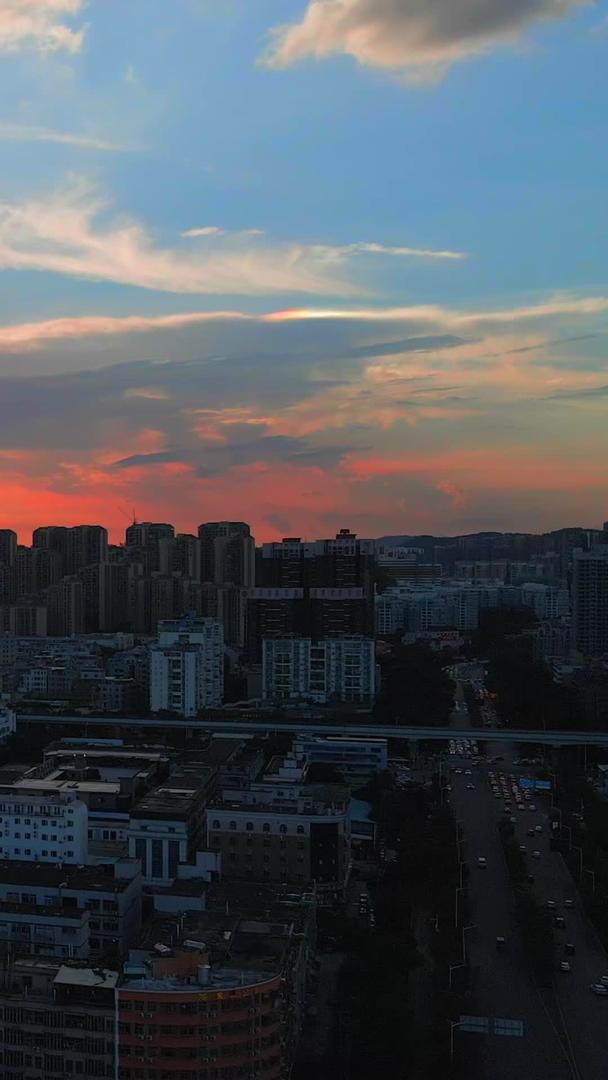 城市夕阳时分红天空分红视频的预览图