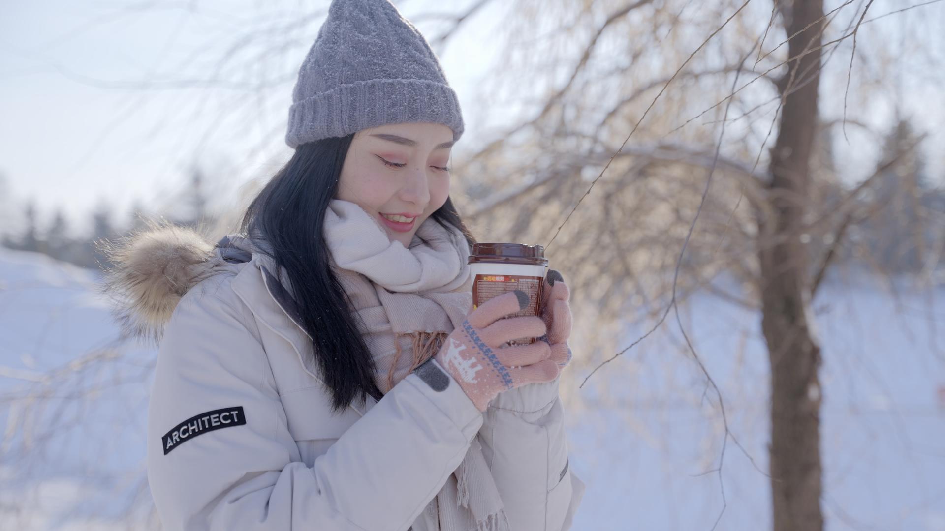 4K热奶茶品尝冬季户外饮水视频的预览图