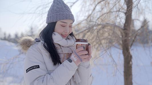 4K热奶茶品尝冬季户外饮水视频的预览图