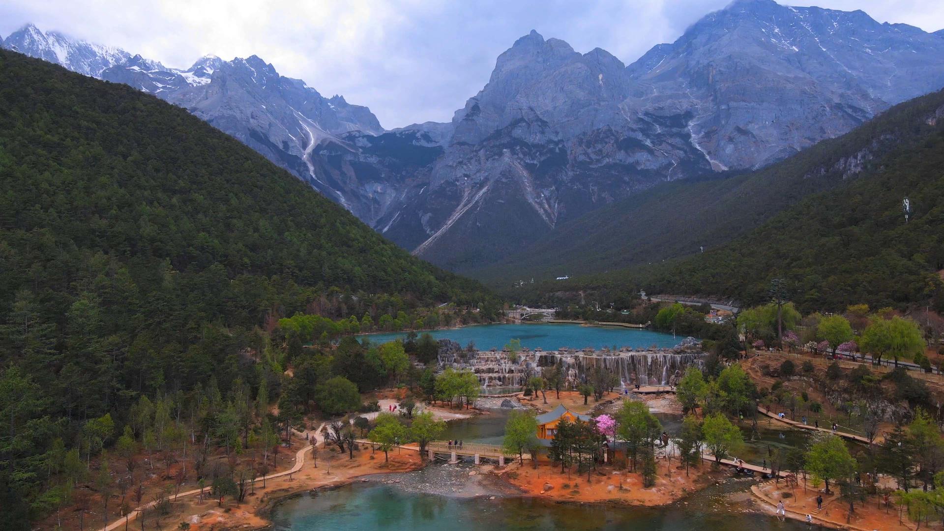 4k云南5A景区玉龙雪山蓝色的湖泊自然风景航拍视频的预览图