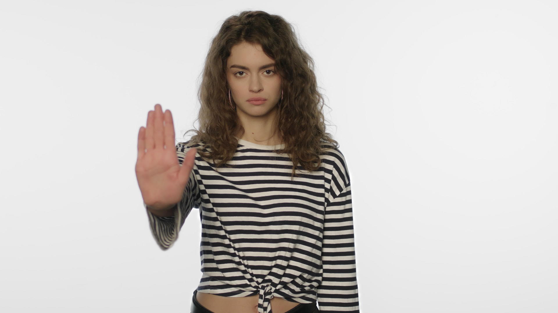 白色背景平面美女模特拒绝禁止手势视频的预览图