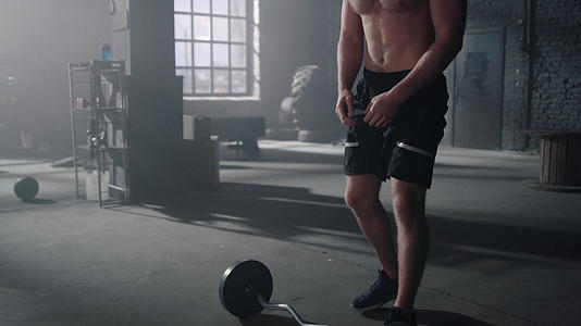 男性用杠铃训练肌肉视频的预览图