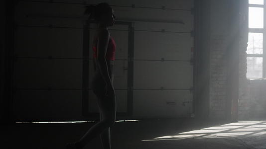 女运动员在现代健身房散步视频的预览图