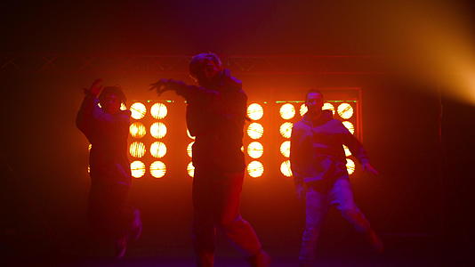 年轻的嘻哈舞者在舞台上表演自由舞蹈视频的预览图