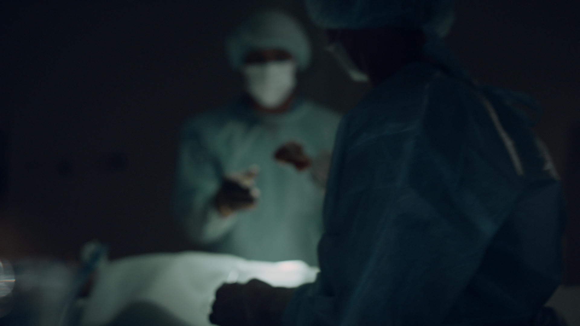 手术室护士处理无菌器械特写视频的预览图