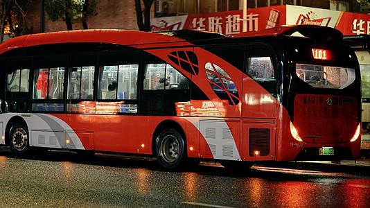 雨夜的红色公交视频的预览图