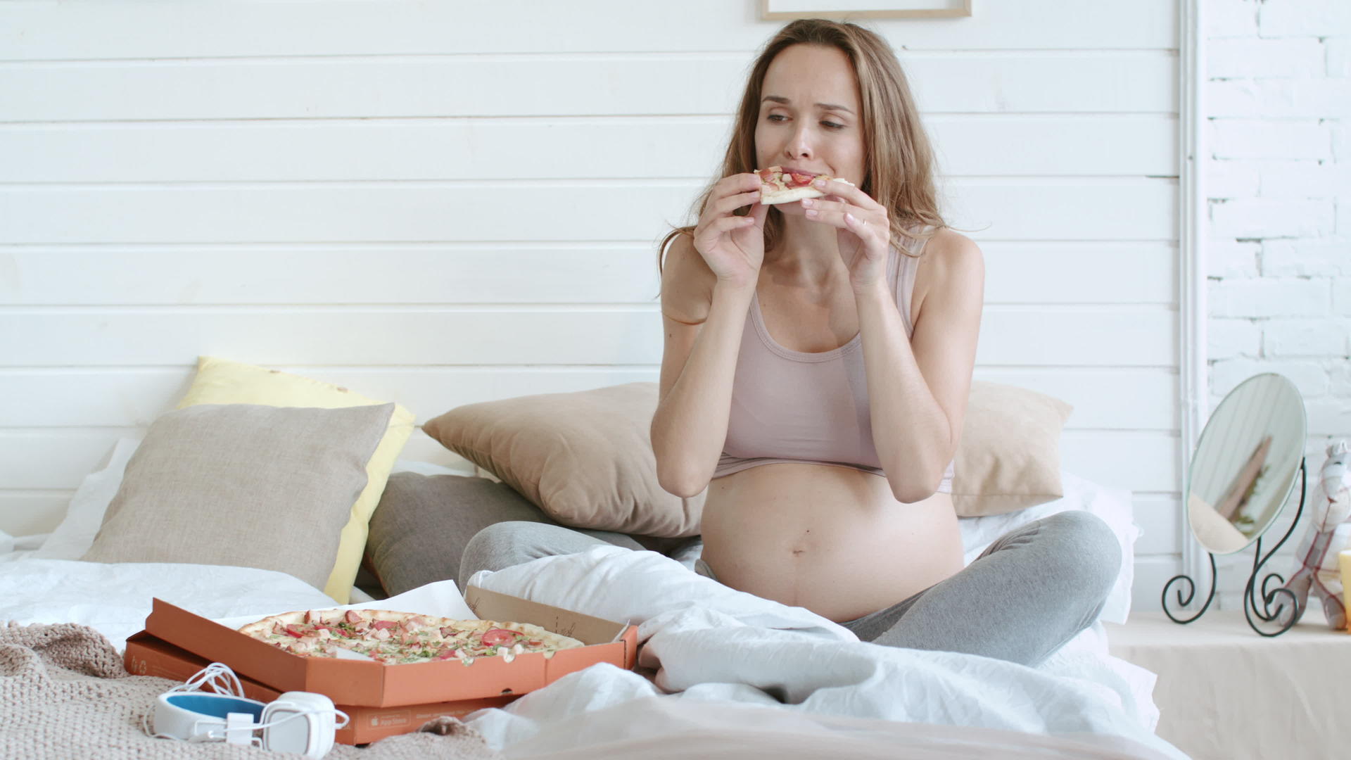 孕妇在床上吃早餐视频的预览图