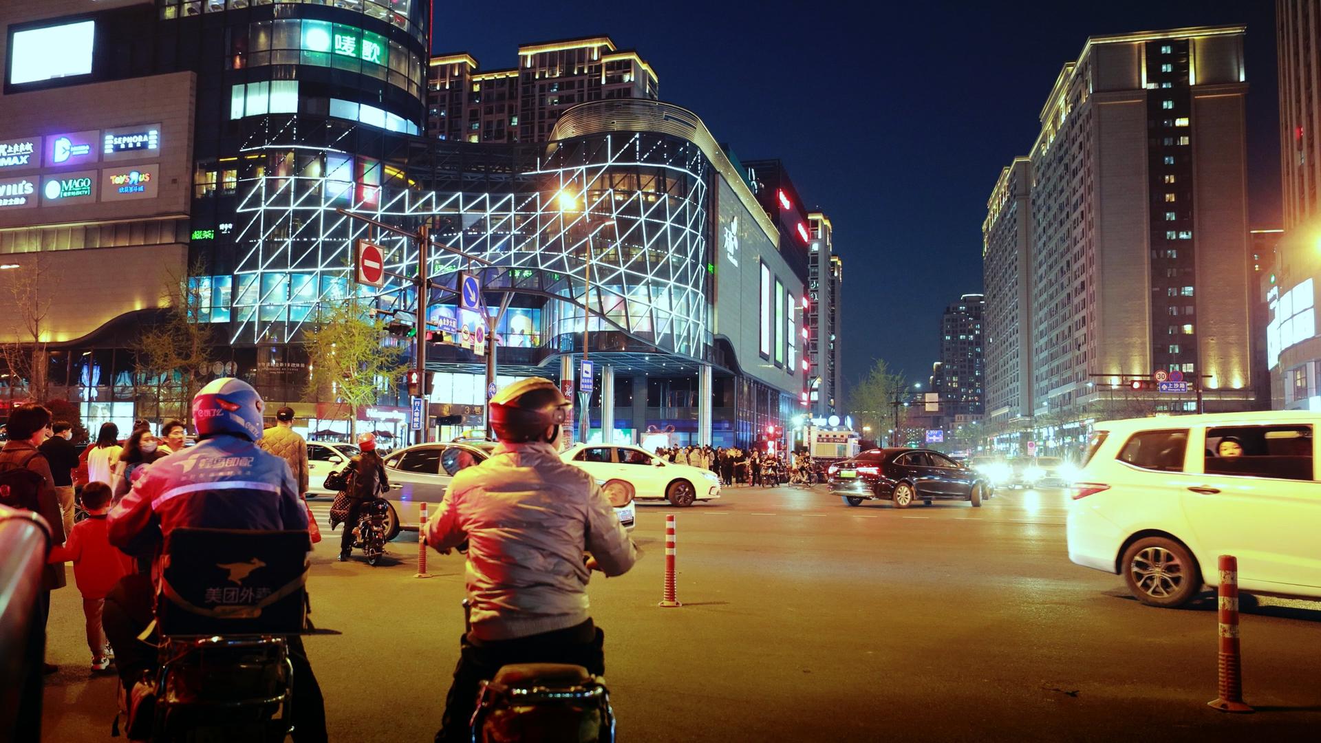杭州夜晚城市繁华路口视频的预览图