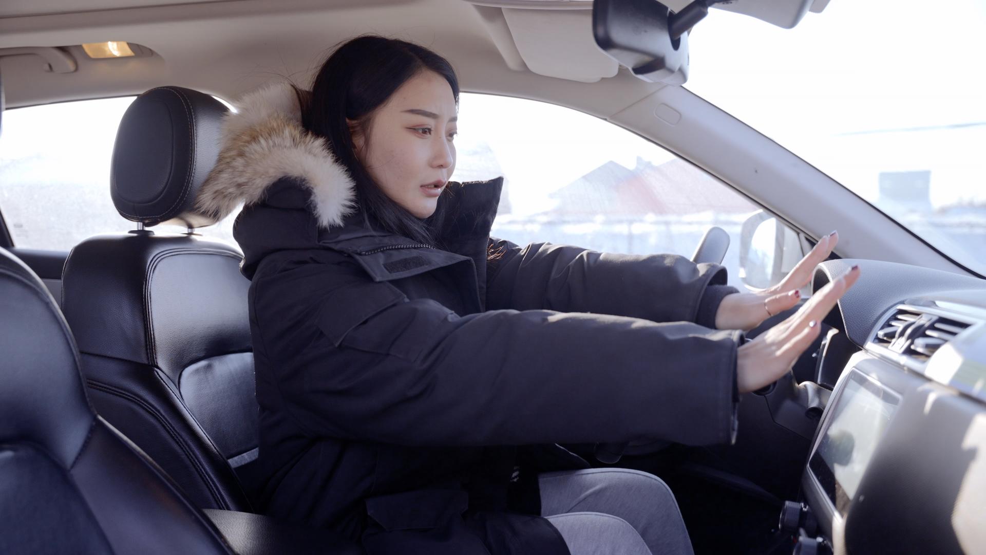 4K汽车空调女性冬天取暖加热视频的预览图