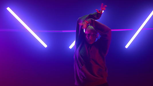 专业舞者女孩在紫外线灯舞台上跳舞视频的预览图
