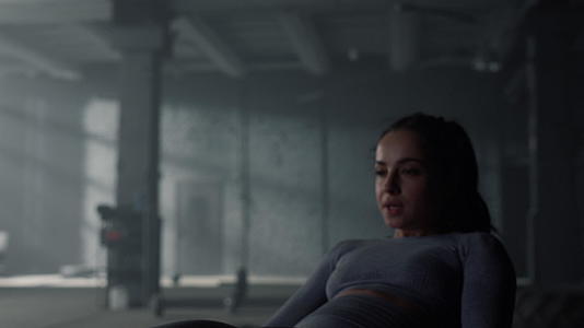健身女性在健身房训练腹部肌肉视频的预览图