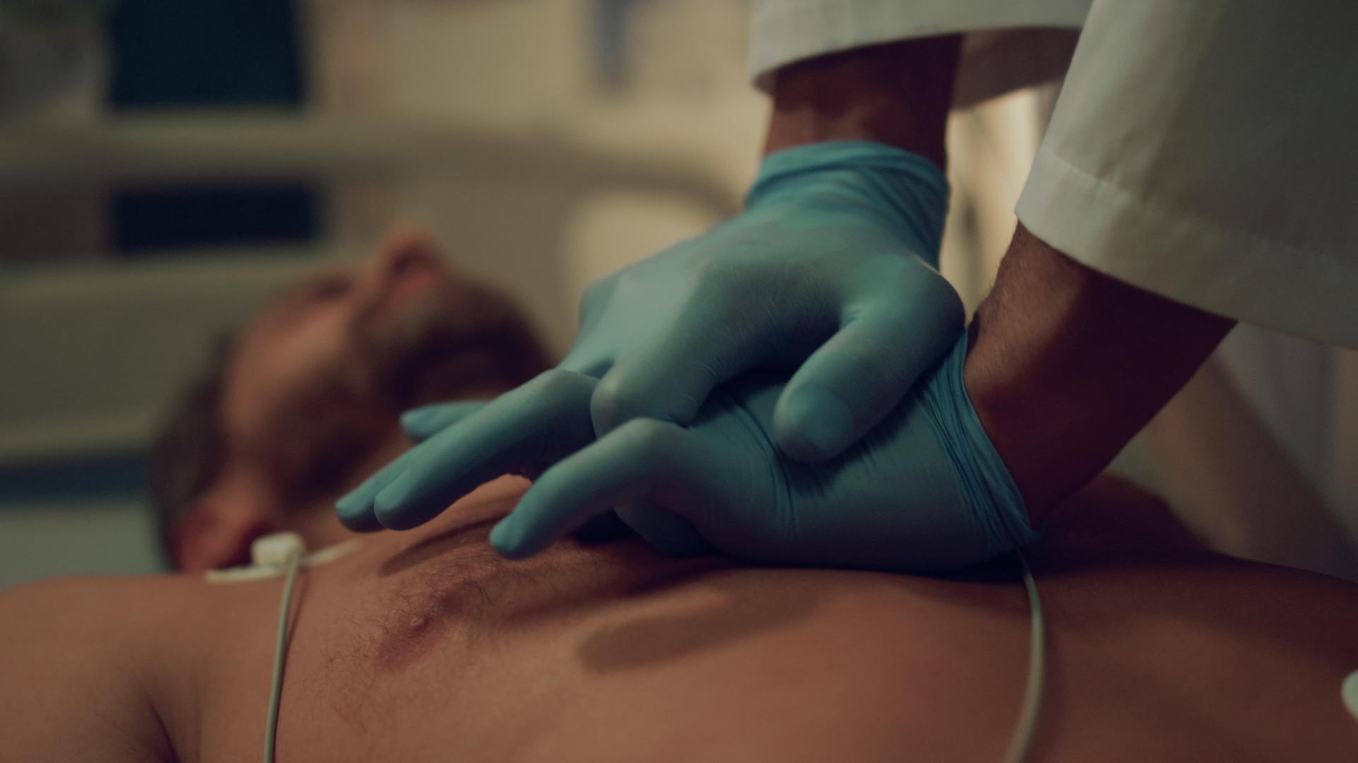 医院病房的特写医生对昏迷患者进行心脏按摩视频的预览图