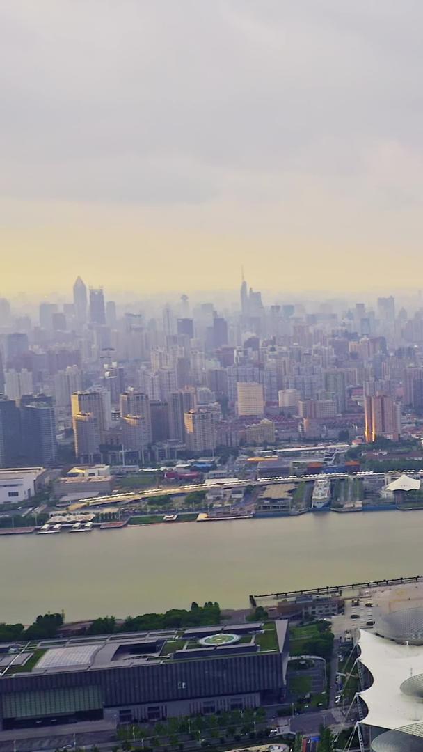 航拍航拍上海世博园天际线视频的预览图