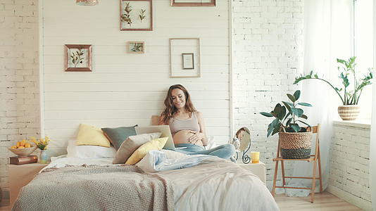 孕妇在床上休息视频的预览图