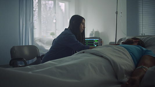 妇女的亲属在医院病房安慰病人的家属视频的预览图