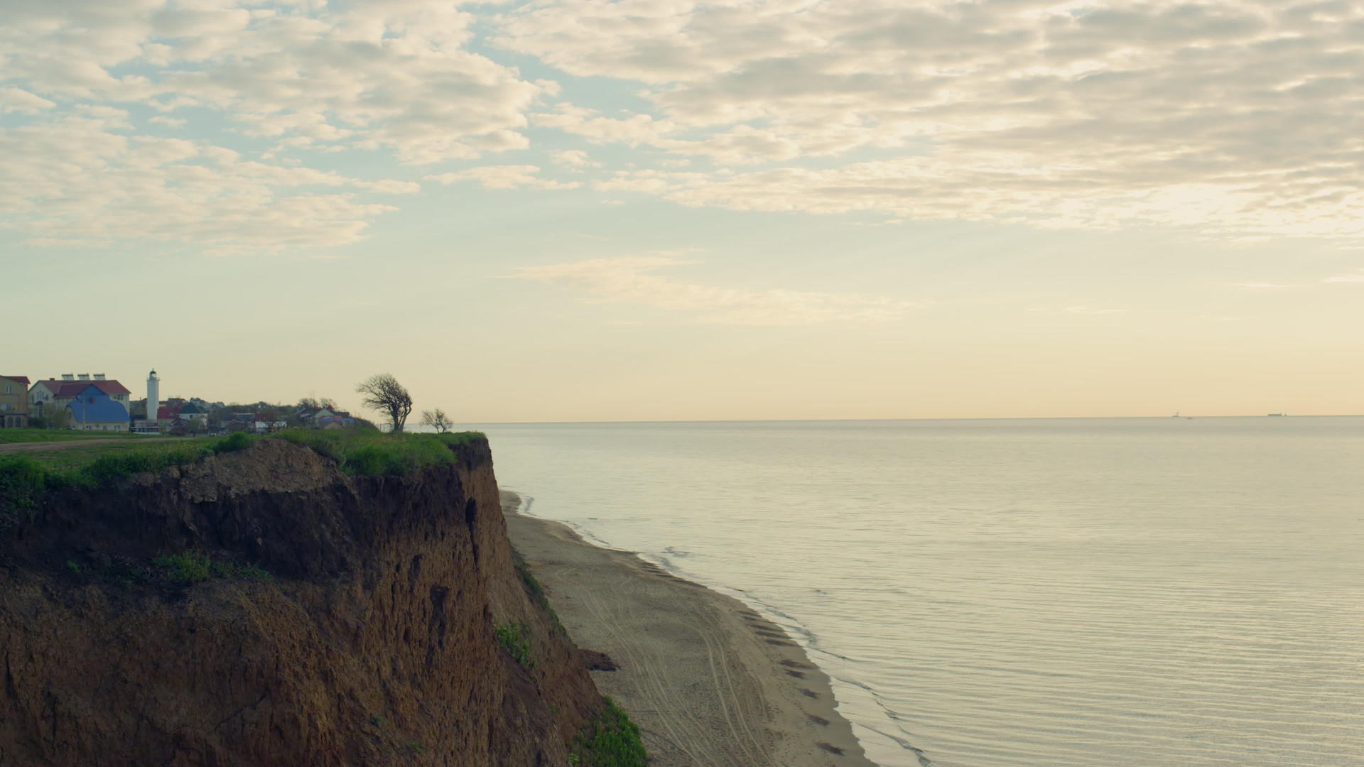 日落海滩悬崖地平线在美丽的景视频的预览图