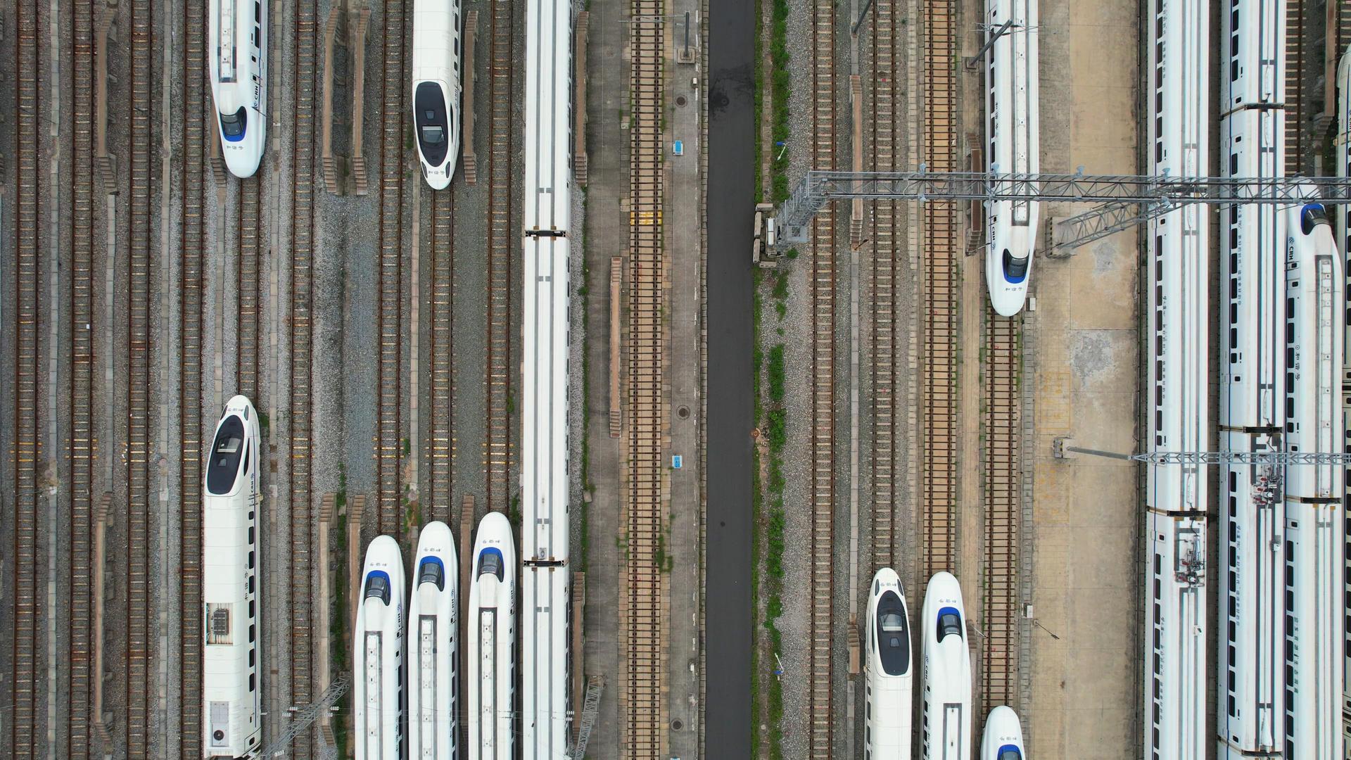 航拍城市铁路轨道交通高铁车站停靠站台的高速列车4k素材视频的预览图