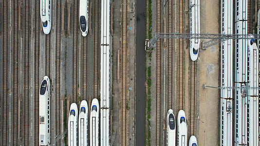 航拍城市铁路轨道交通高铁车站停靠站台的高速列车4k素材视频的预览图