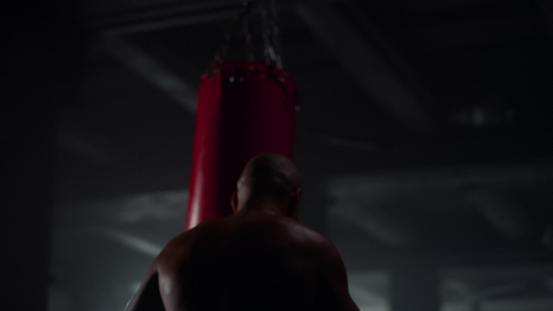 男性拳击手在体育俱乐部进行力量训练视频的预览图