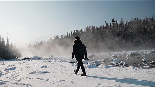 4K新疆一个人在雪地上行走视频的预览图