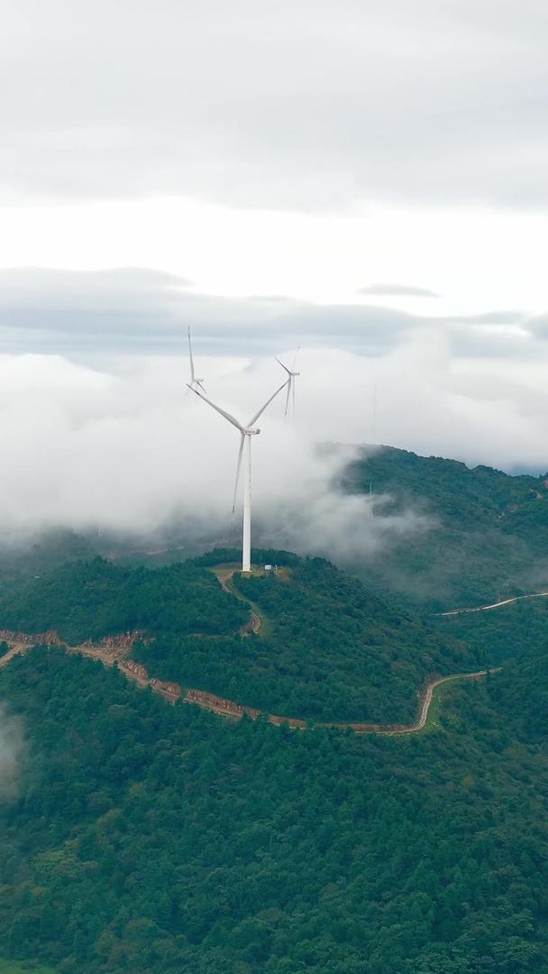 山顶风力发电设备实拍延时摄影视频的预览图