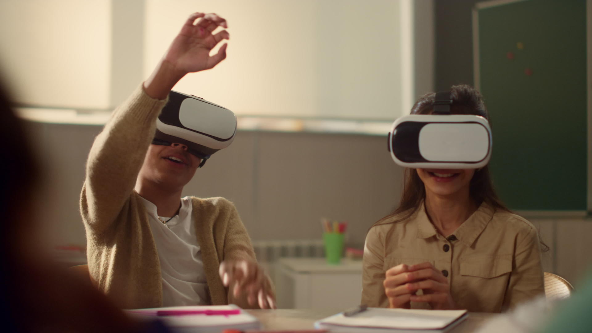 学生在课堂上使用虚拟现实眼镜视频的预览图