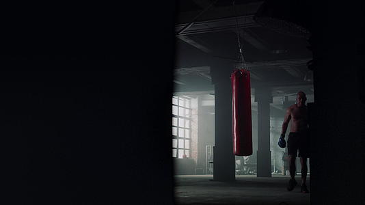 肌肉男完成拳击训练视频的预览图